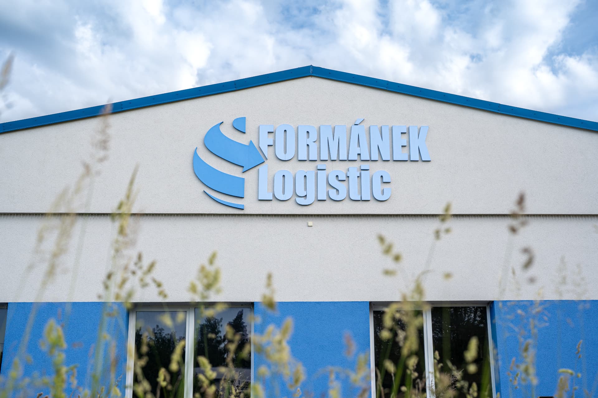 Sídlo firmy FORMÁNEK Logistic s logem na budově