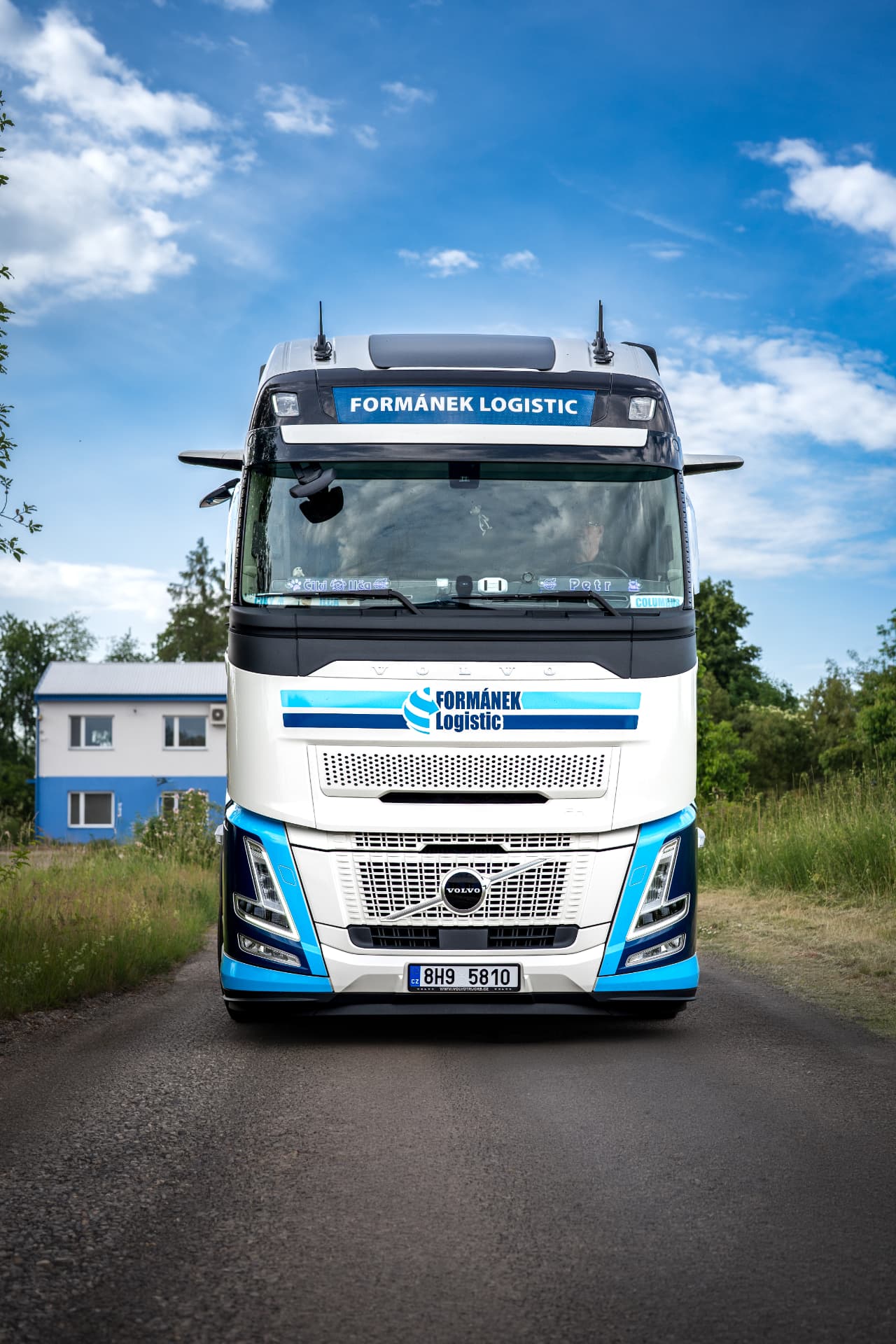 Čelní pohled na tahač Volvo FORMÁNEK Logistic